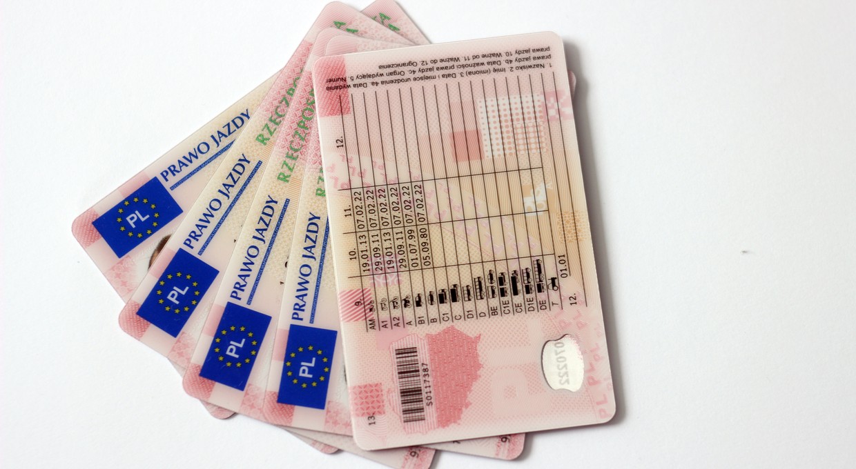 Zdali egzamin na prawo jazdy i mają dokumenty. Przez oszusta muszą ponownie przejść kurs