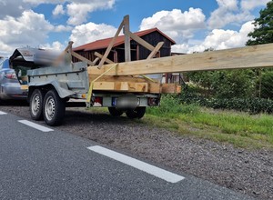 Długie drewniane bele nie zmieściły się do Mazdy. Nie skończyło się na mandacie