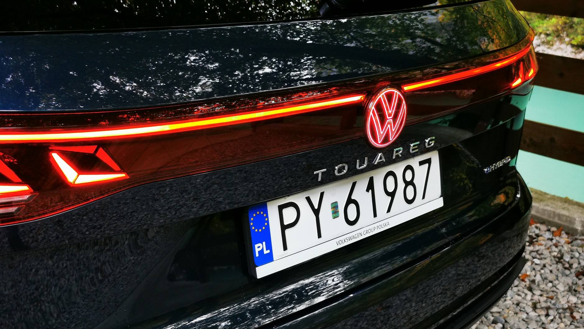 Nowy Touareg ma listwę LED-ową na tylnej klapie, podświetlone jest też logo