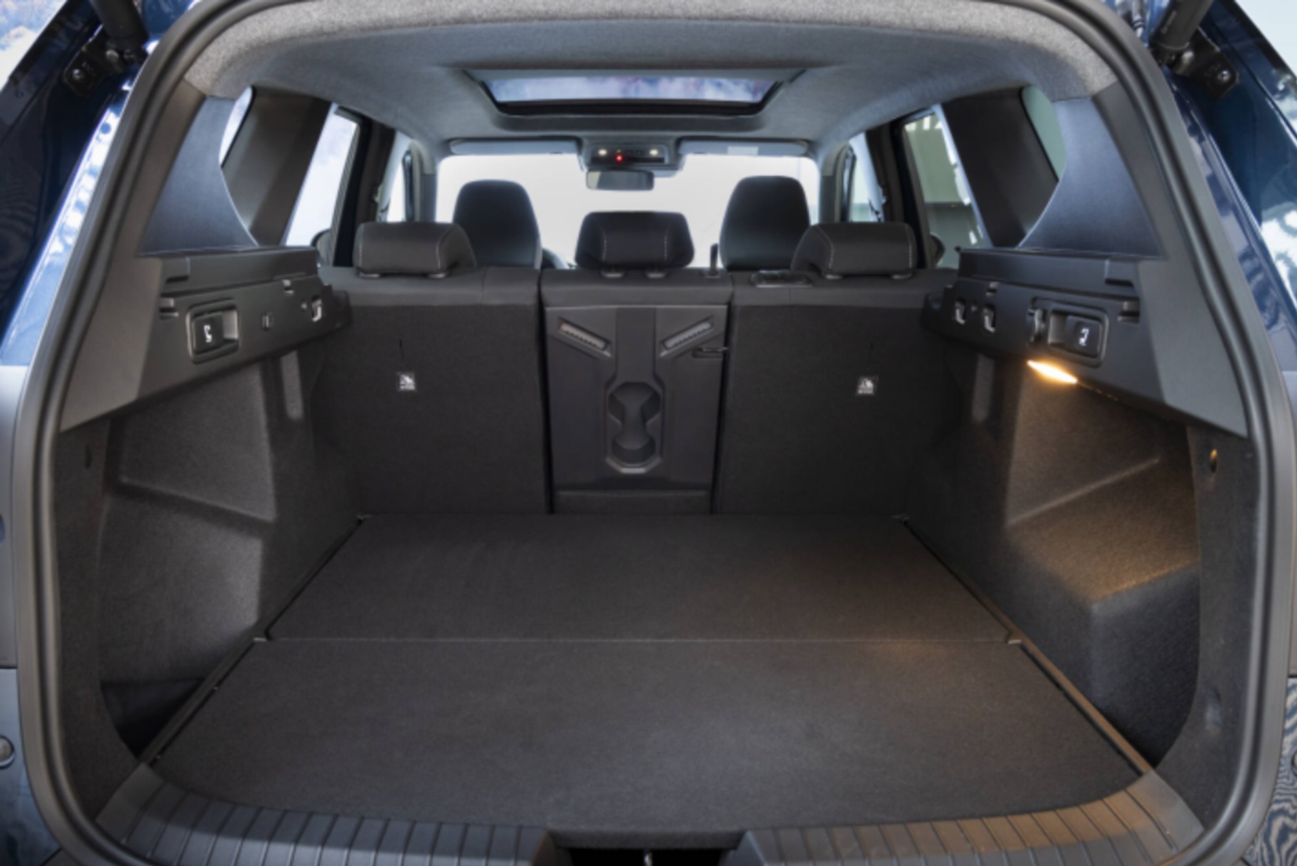 Dacia Bigster; dpstępny jest tylko w wersji 5-osobowej, ale za to z przepastnym kufrem.