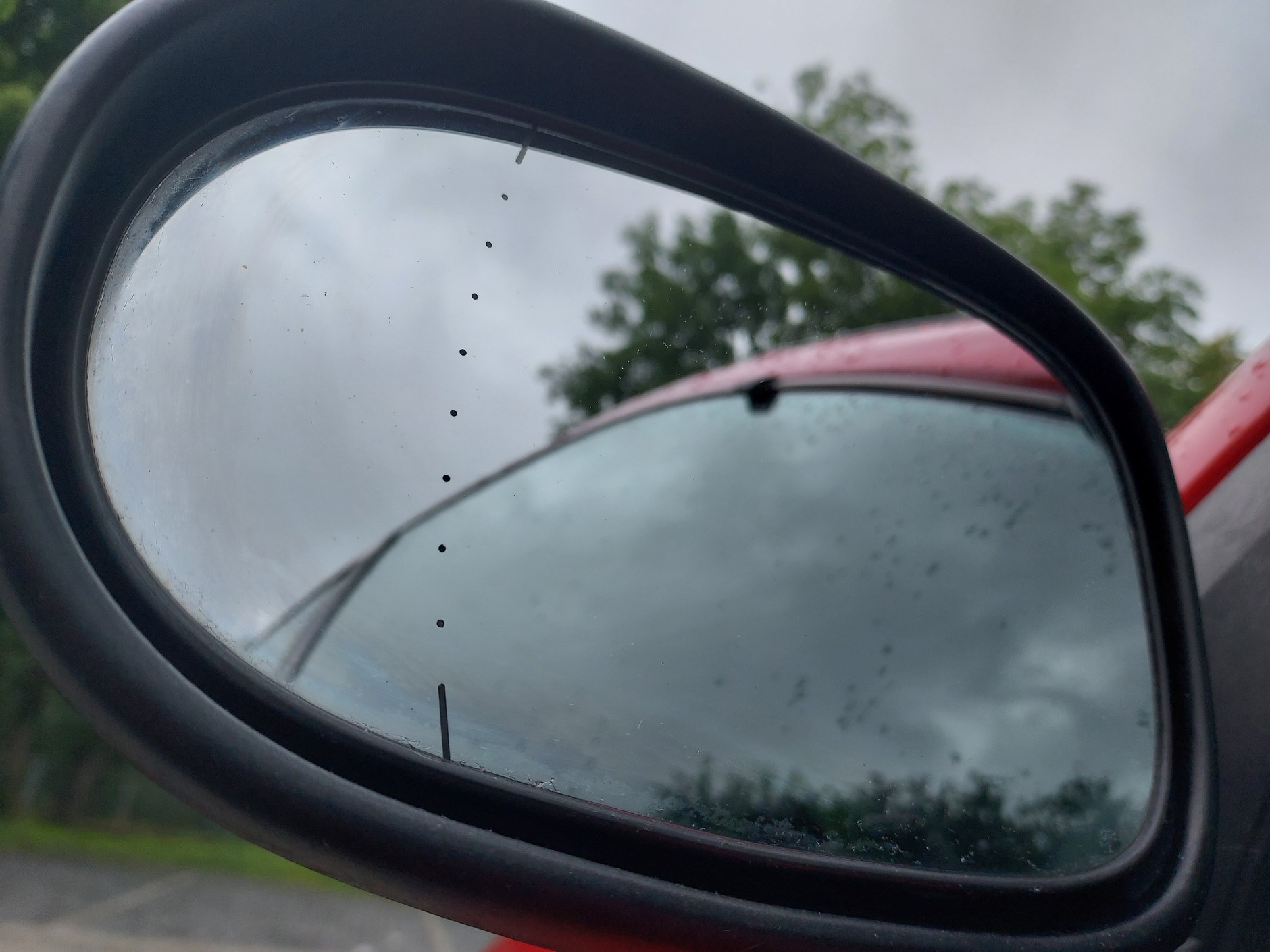 Lusterko często podzielone jest na dwie części, a ta za kropkami jest lekko zaokrąglona, by poprawić widoczność