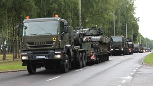 Kolumny wojskowe na drogach! Co mówią przepisy