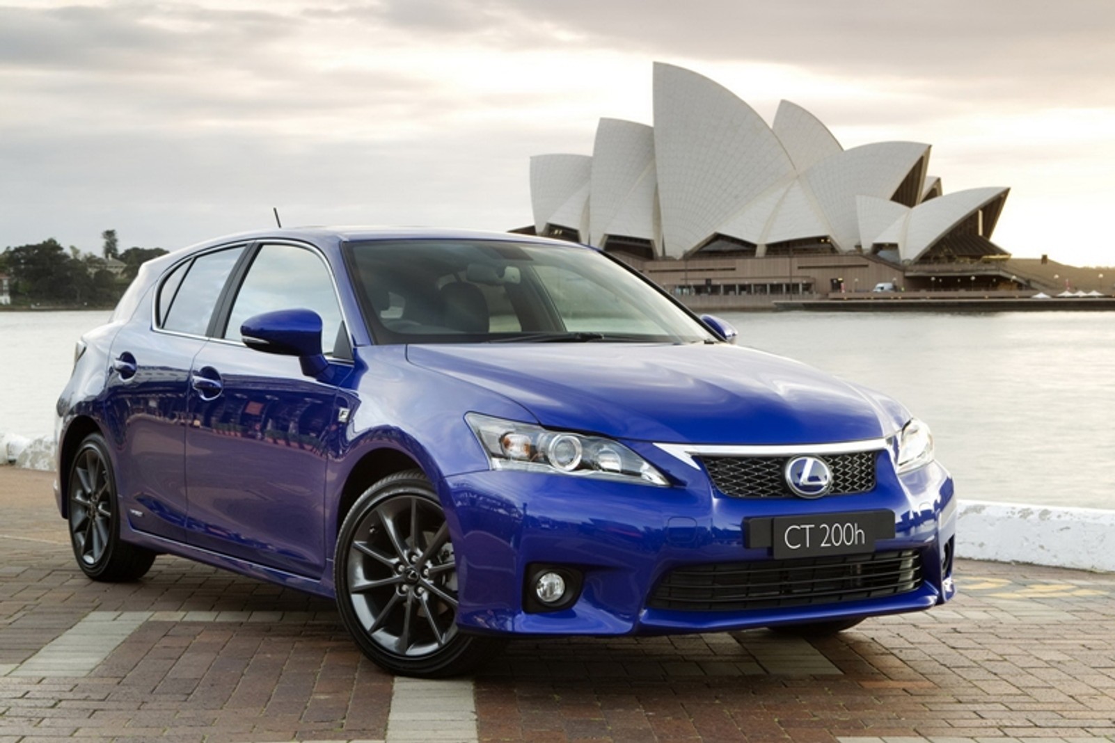 Lexus CT200h to pod spodem Prius. Tylko opakowanie ma ładniejsze i bardziej premium