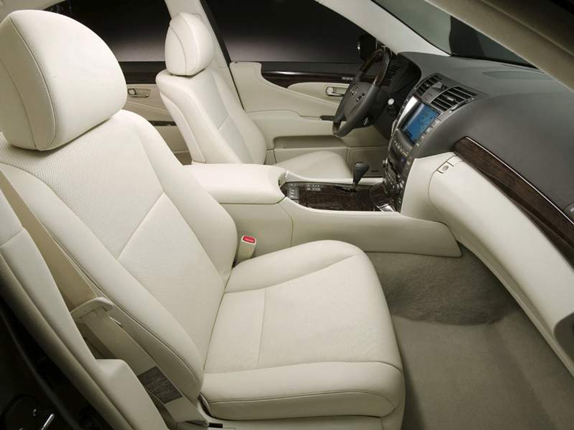 Lexus LS460 w japońskich salonach sprzedaży