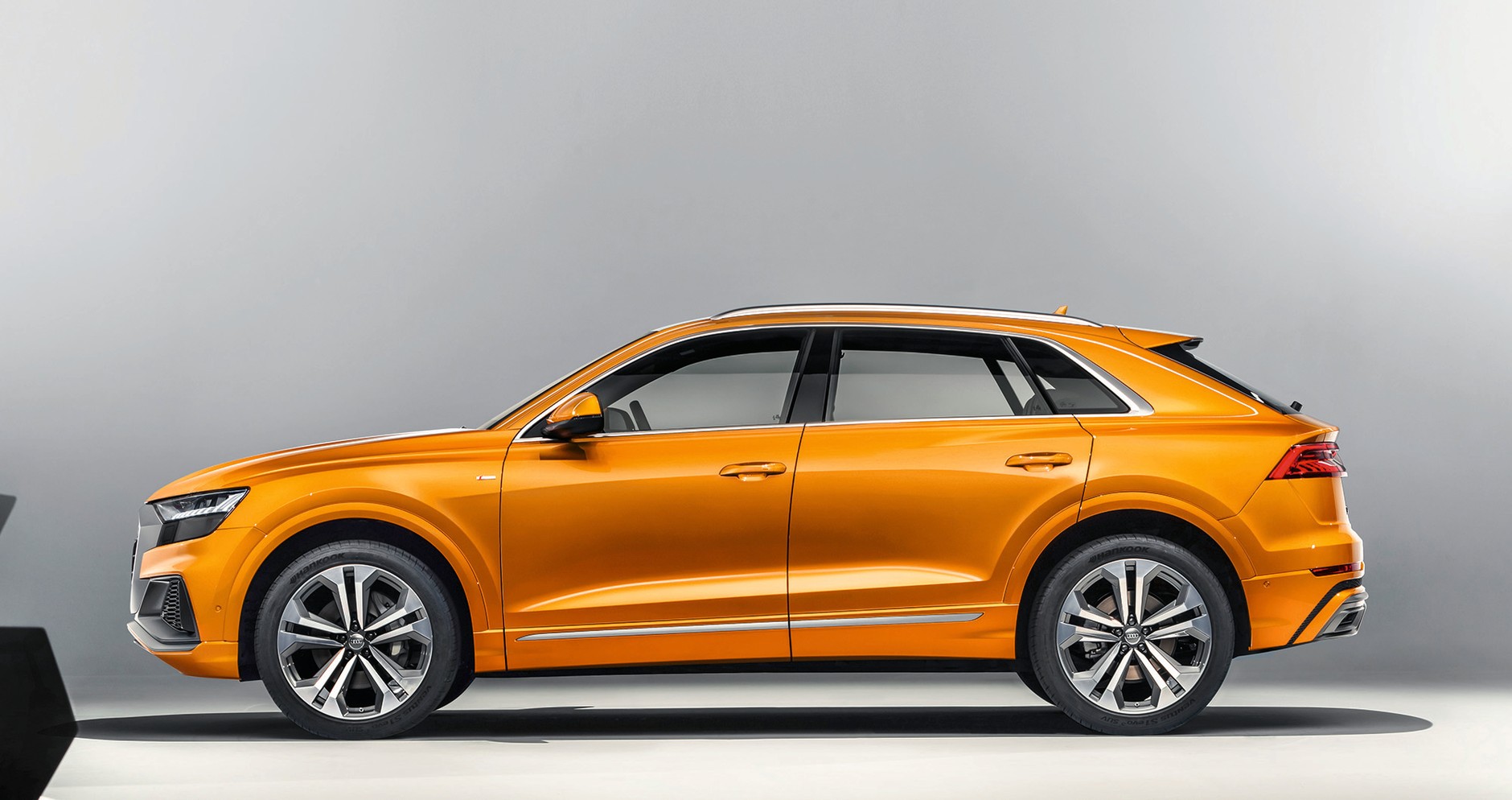 Audi Q8: pierwszy SUV Audi zaprojektowany w całości pod kierownictwem  Marca Lichtego pojawił się na rynku w zeszłym roku. W ofercie silniki benzynowe i diesle. Wkrótce wersje SQ8 i RS Q8. Ceny od 349 700 zł.