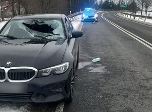 Lód spadł z naczepy i ranił człowieka. Kierowca Scanii odpowie za przestępstwo