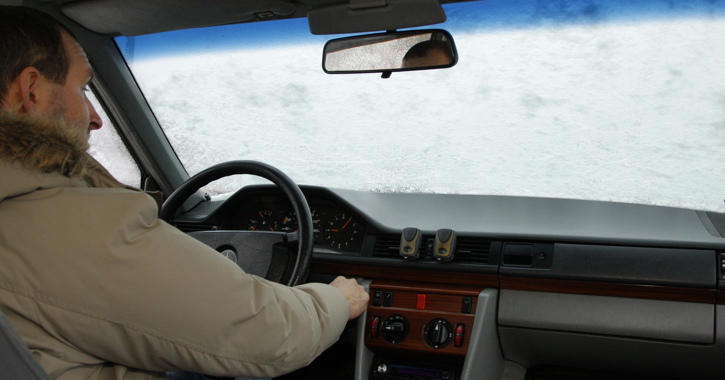 Przednia szyba pokryta szronem od wewnątrz