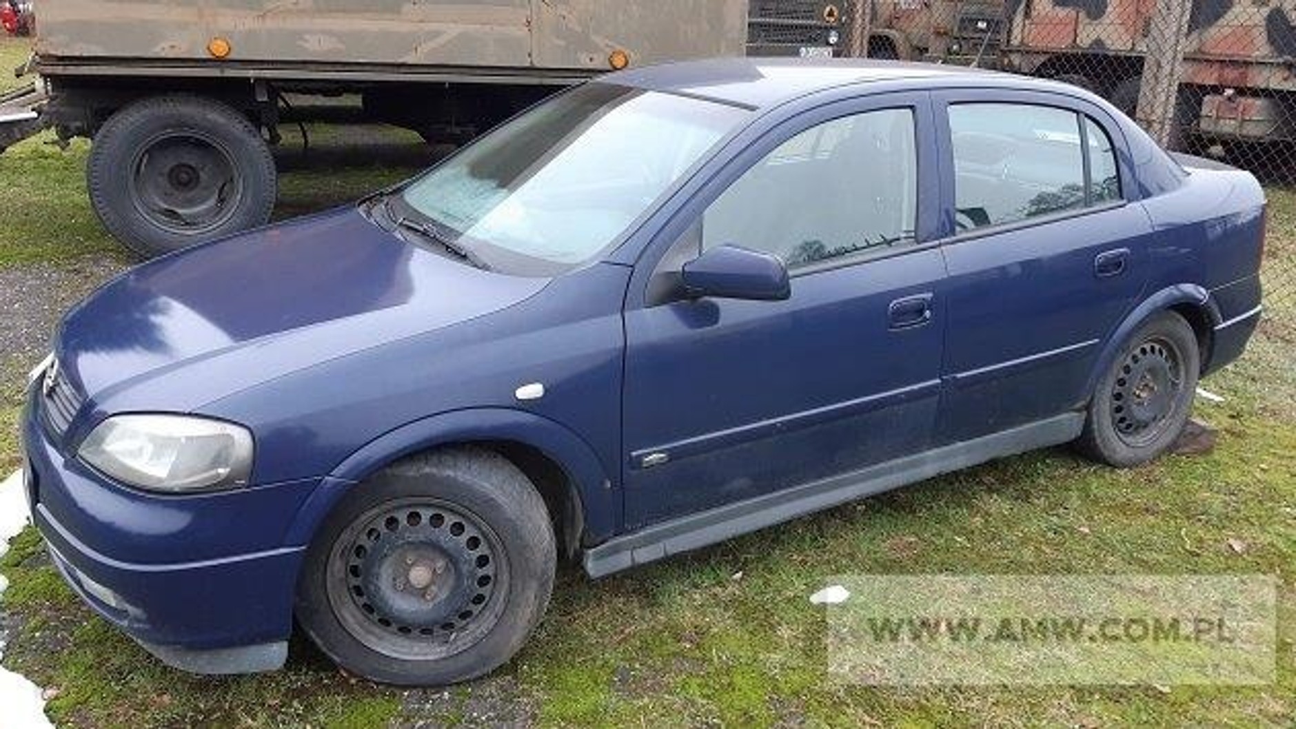 Opel Astra wystawiony na licytację przez AMW