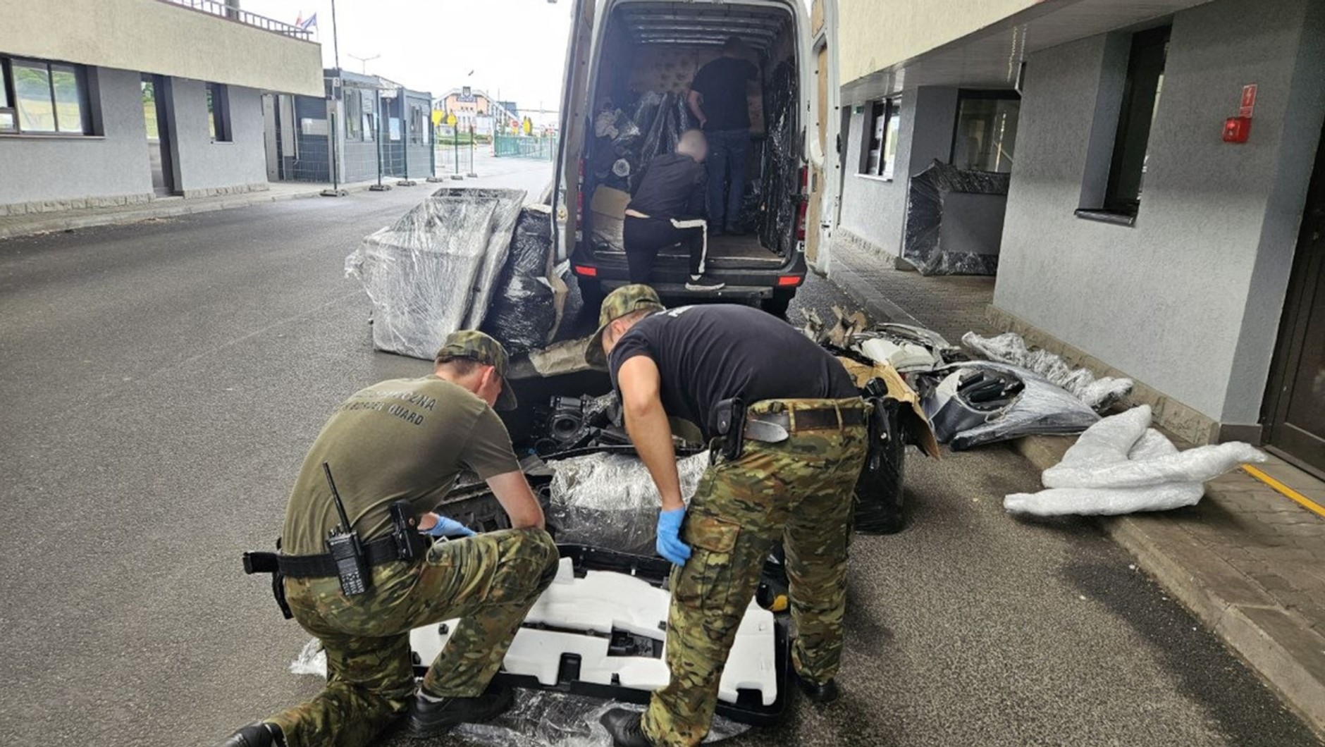 Funkcjonariusze SG sprawdzają części z kradzionych SUV-ów Audi