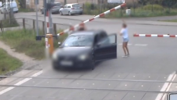 Z dziećmi wjechała na przejazd na czerwonym świetle. Sytuację uratowała 17-latka [WIDEO]