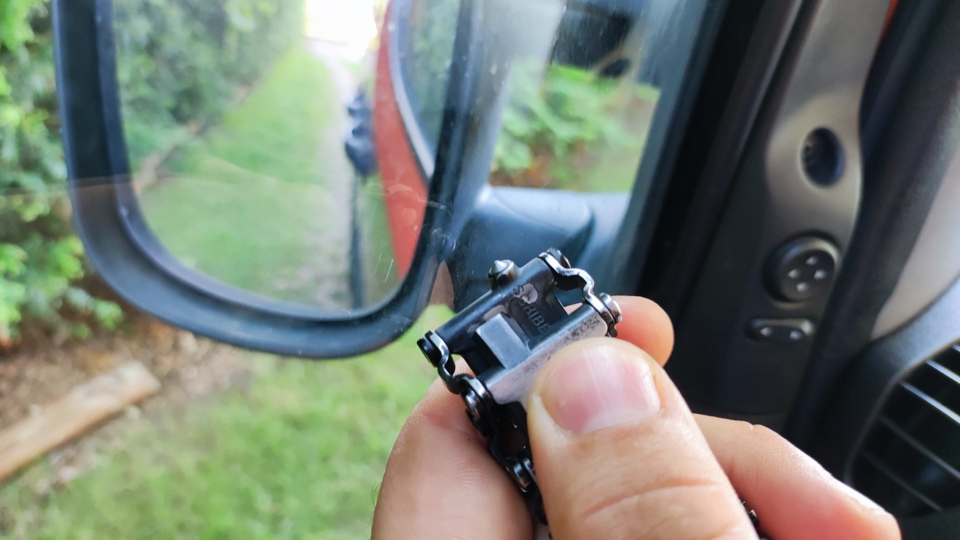 Jak wybić szybę w samochodzie?