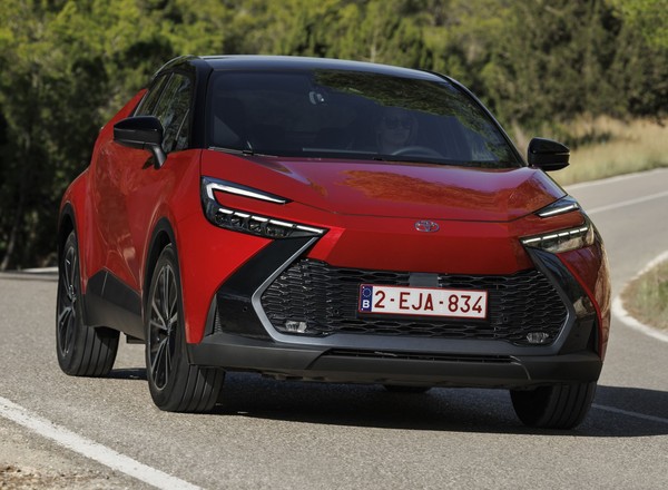 Toyota C-HR jest na wyprzedaży. Doradzam, którą wersję wybrać
