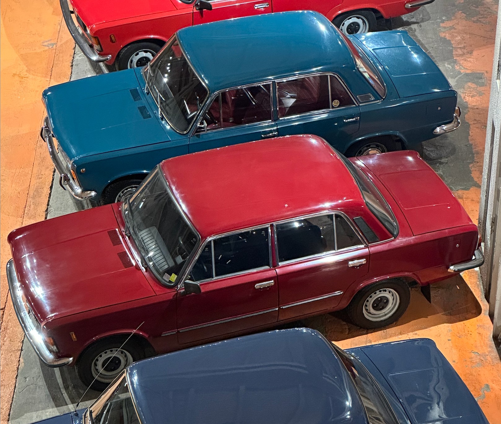 Poza wyrobami FSO i pojazdami z czasów PRL-u w Muzeum w Fabryce pokazywane są też auta zachodnie. Kolekcja liczy niemal 240 pojazdów