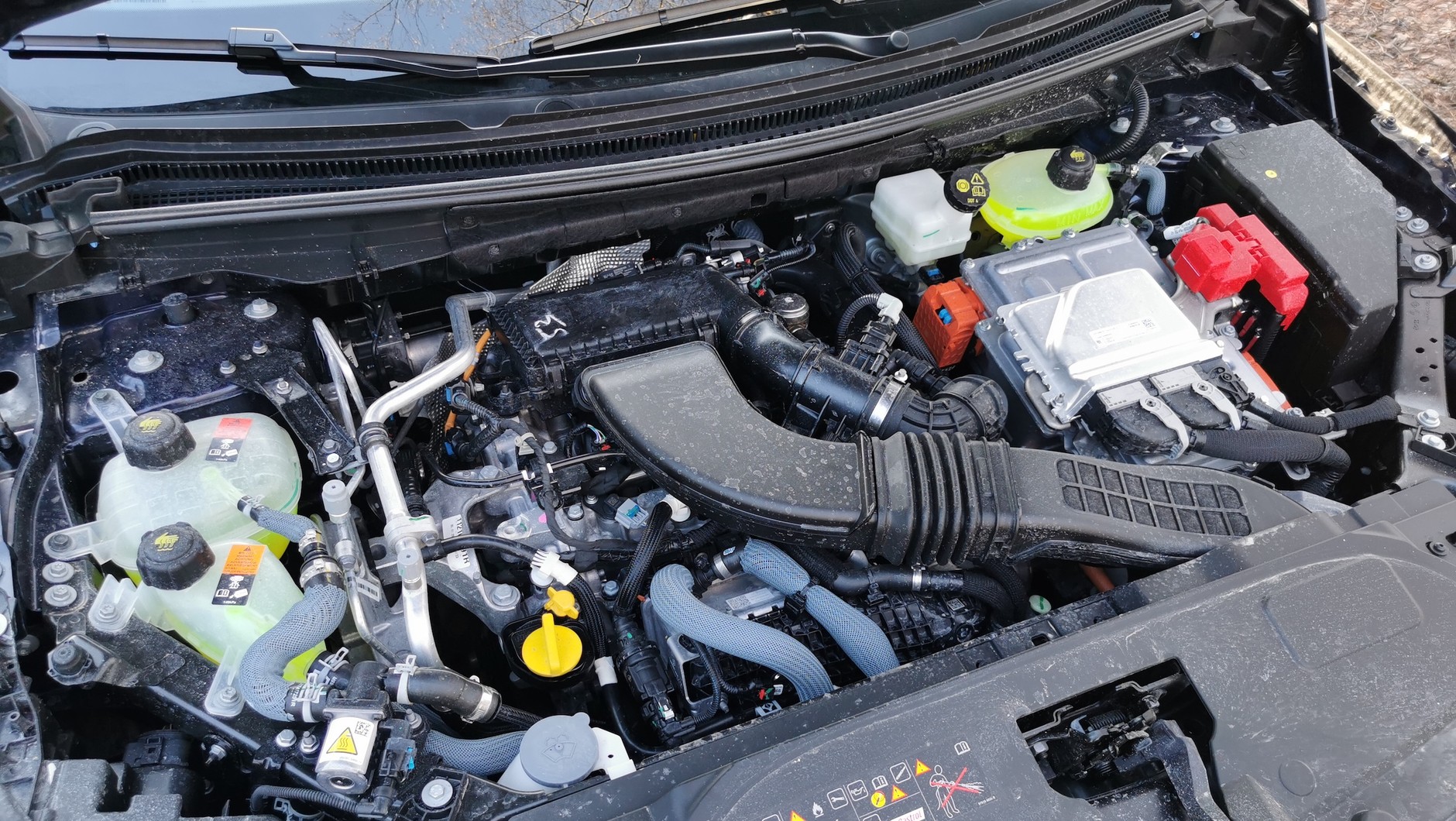 Renault Espace E-tech ma nie tylko trzy silniki, lecz także trzy osobne układy chłodzenia. A w każdym razie trzy wlewy płynu chłodniczego, trzy zbiorniczki wyrównawcze. Tak to jest z samochodami "elektryfikowanymi". Brrr...