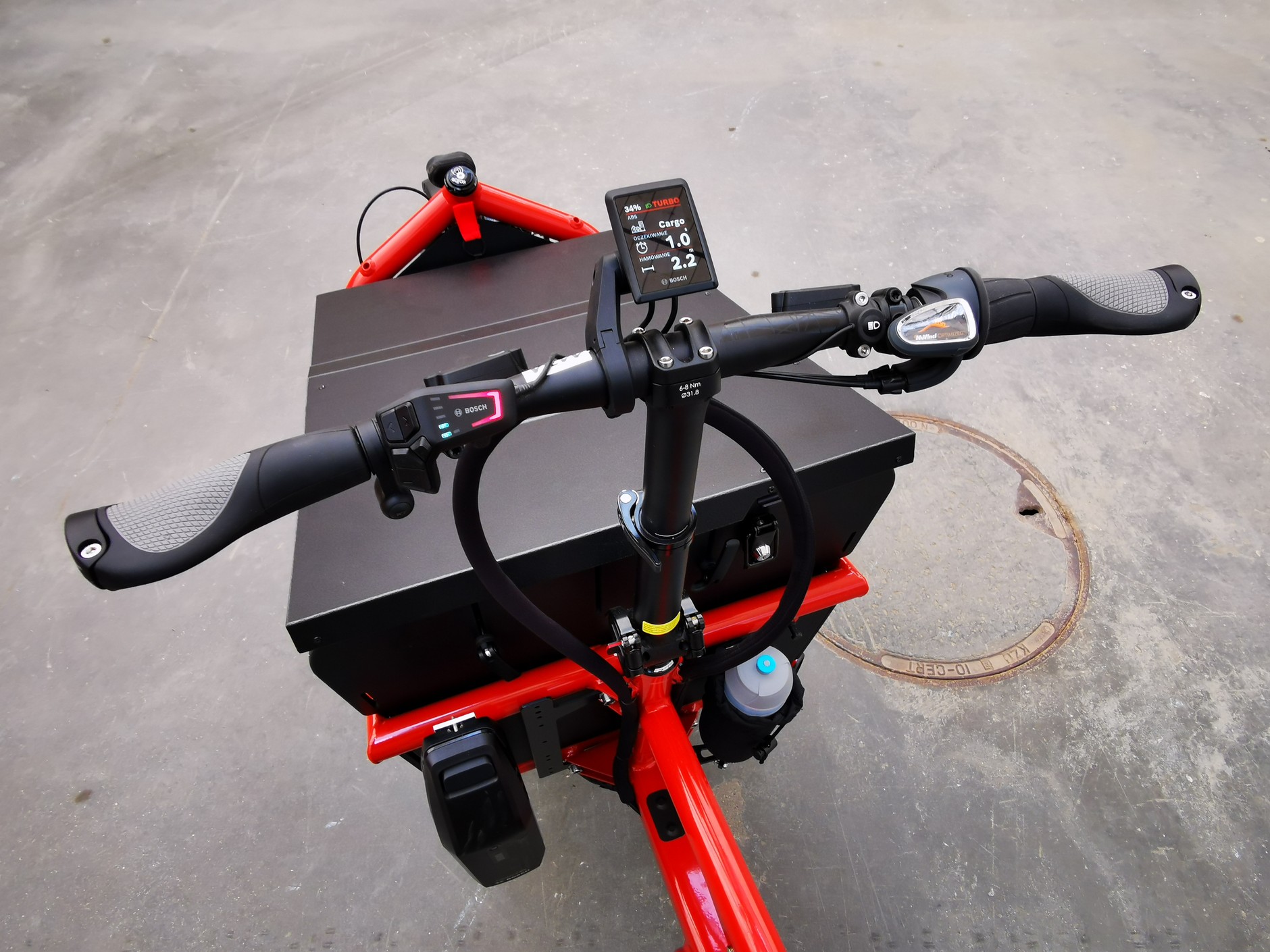 Rwer cargo ze wspomaganiem: po lewej stronie kierownicy sterowanie wspomaganiem, po prawej manetka obrotowa do zmiany przełożenia, pośroku wyświetlacz systemu