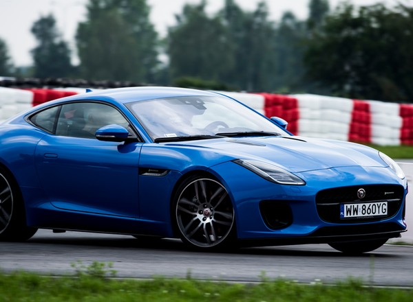 Jaguar F-Type P300 vs Porsche 718 Cayman 2.0 – mały silnik, duża frajda | TEST