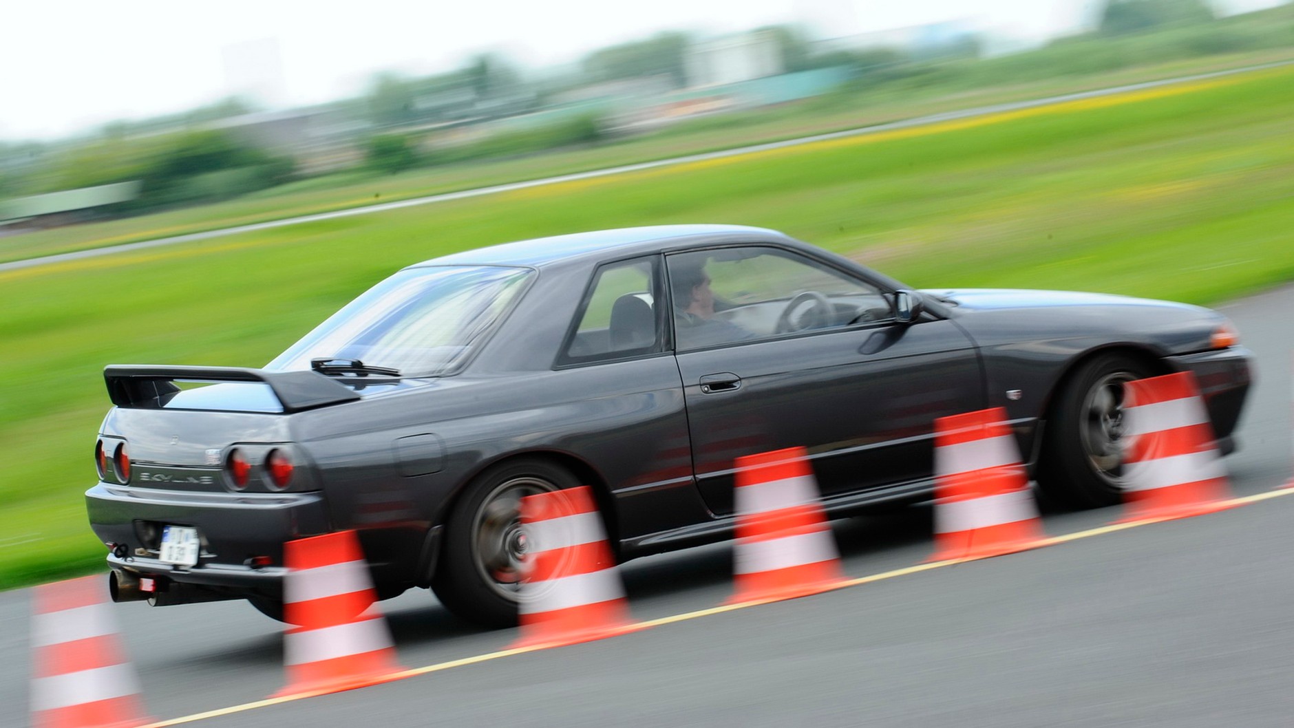 4. Nissan Skyline R32 (1989-93) - od 29 000 zł