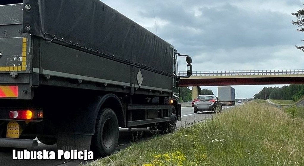 Wjechała Toyotą w wojskową ciężarówkę na S3