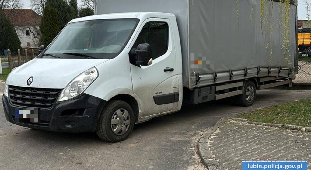 Obraz pochodzący z serwisu https://dolnoslaska.policja.gov.pl/wr1/aktualnosci/biezace-inf/116313,Wiozl-karoserie-samochodu-osobowego-marki-Audi-skradzionego-na-terenie-Niemiec-w.html