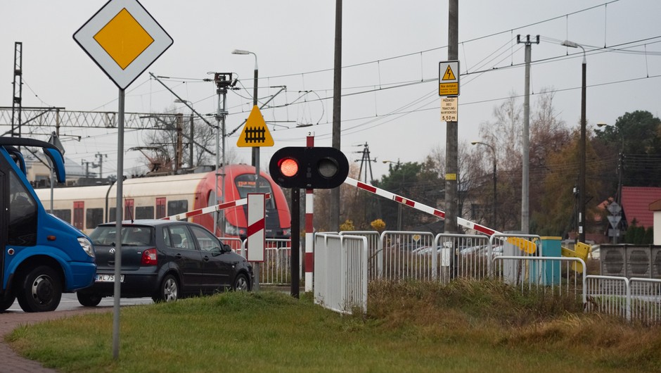 Przejazd kolejowy z zaporami i sygnalizacją