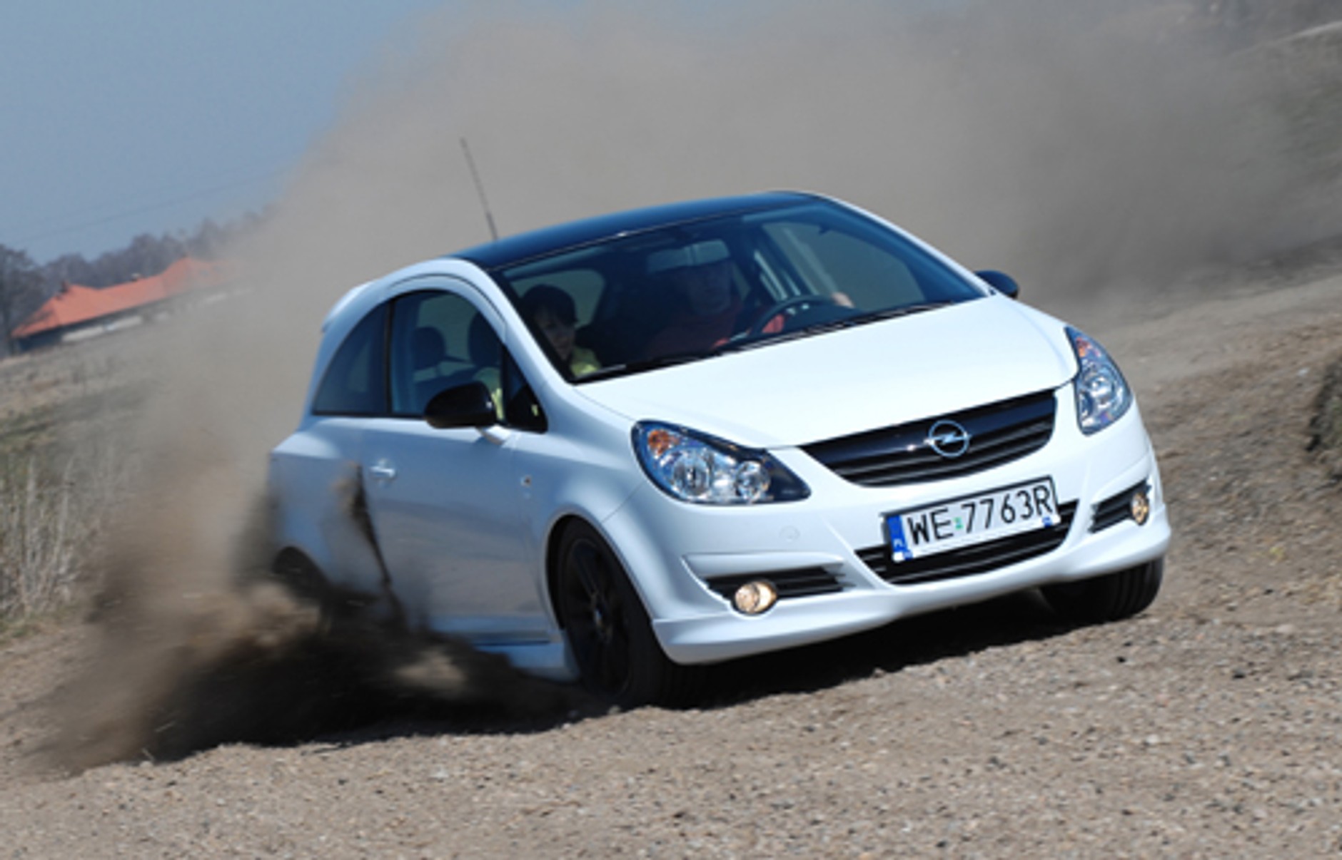 Opel Corsa 1.4 Black and White Intouch: Kontrast  emocjonalny