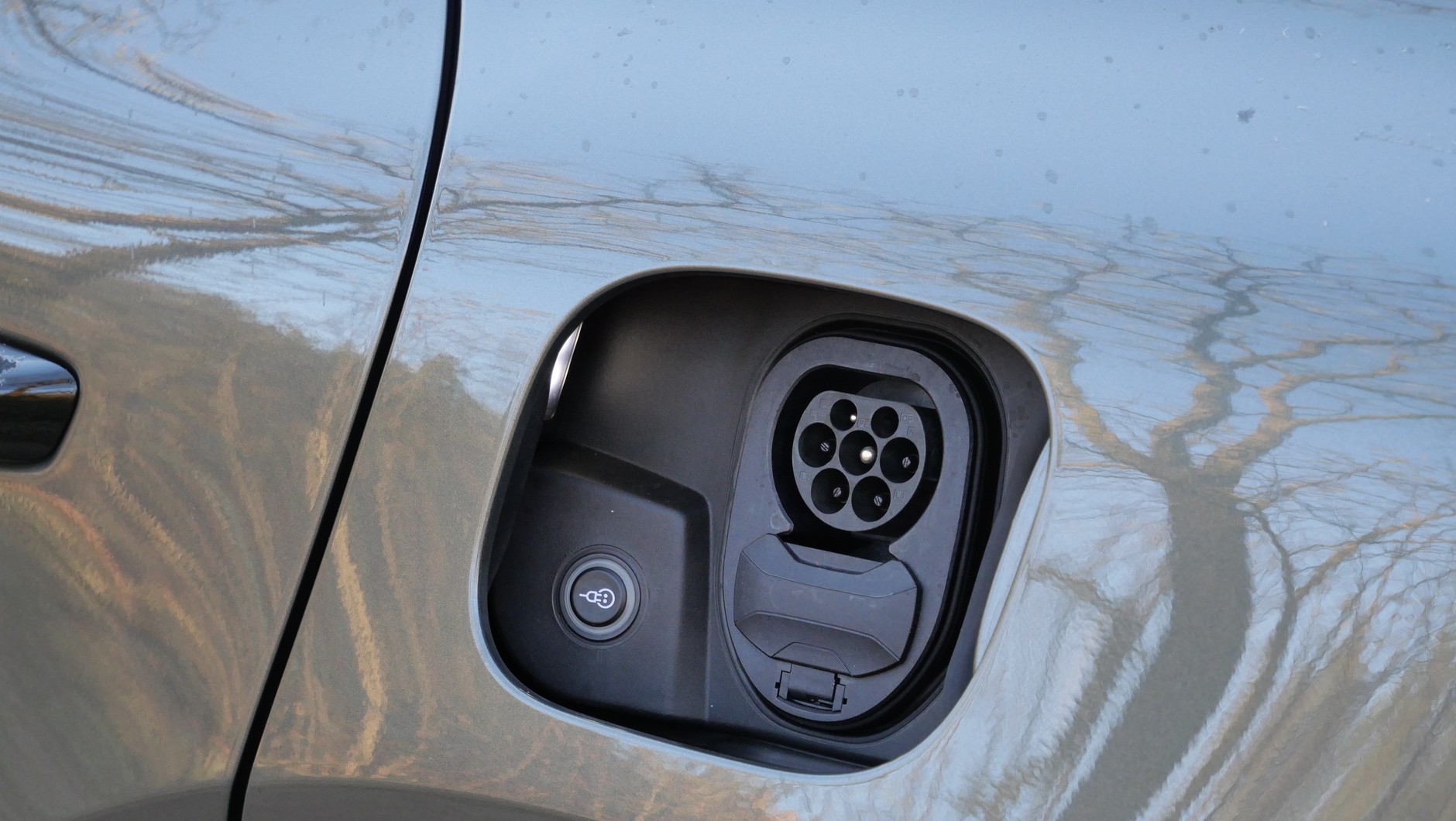 Niepotrzebna, ale fajna Porsche Macan 4 electric: elektrycznie odsuwana klapka osłaniająca port ładowania.