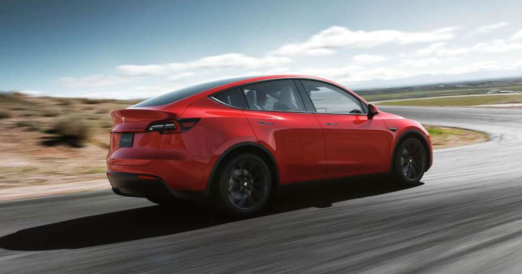 Tesli można wiele zarzucić, ale trzeba przyznać, że auta tej marki efektywnie wykorzystują energię. Tesla Model Y przy 130 km na godz. potrzebuje jej niewiele więcej niż malutkie auta miejskie, takie jak Fiat 500 czy Hyundai Inster. W wersji  Long Range to auto rzeczywiście nadaje się na długie trasy.