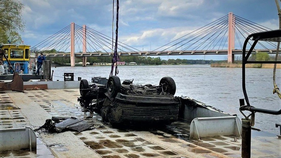 Policjanci wyłowili wrak samochodu skradzionego w 2011 r.