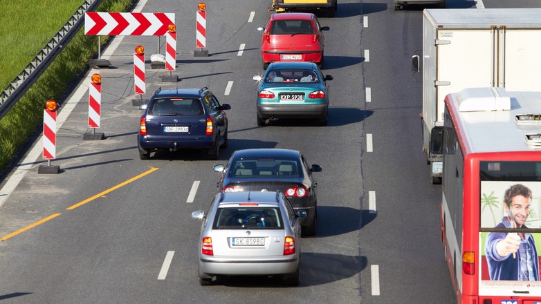 Kończy się pas albo stoi na nim przeszkoda, ruch jest bardzo spowolniony? To jest właśnie ta sytuacja, w której mamy obowiązek jechać „na suwak”. W innych sytuacjach obowiązują standardowe przepisy rządzące pierwszeństwem podczas zmiany pasa ruchu