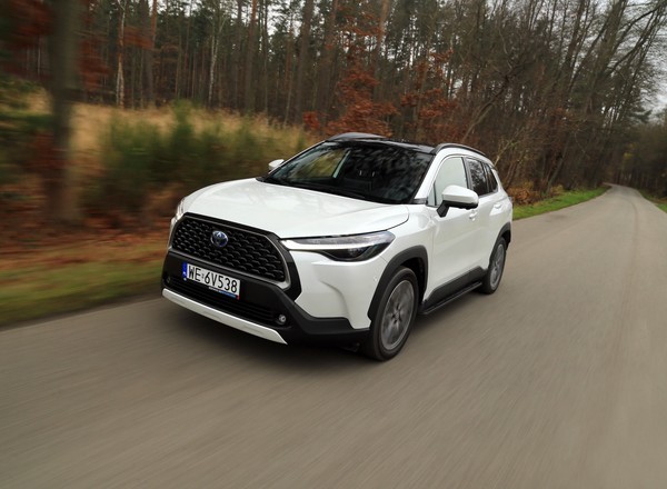 Toyota Corolla Cross 2.0 Hybrid AWD-i. Jak wypada bestseller w nowej roli?