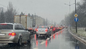 Uwaga kierowcy. IMGW ostrzega przed gołoledzią, silnym wiatrem i roztopami