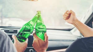 Limit alkoholu za kółkiem: gdzie i ile możesz wypić?