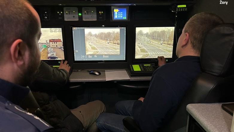 Policjanci z Żor podczas akcji "Bezpieczny pieszy" wykorzystali nietypowy pojazd — Ruchome Stanowisko Dowodzenia
