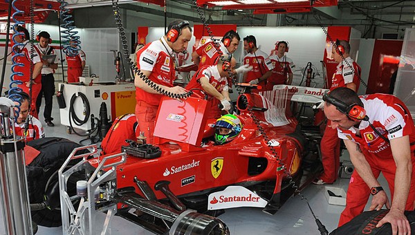 Formuła 1: zakaz tankowania wyzwaniem dla zespołów i producentów paliw