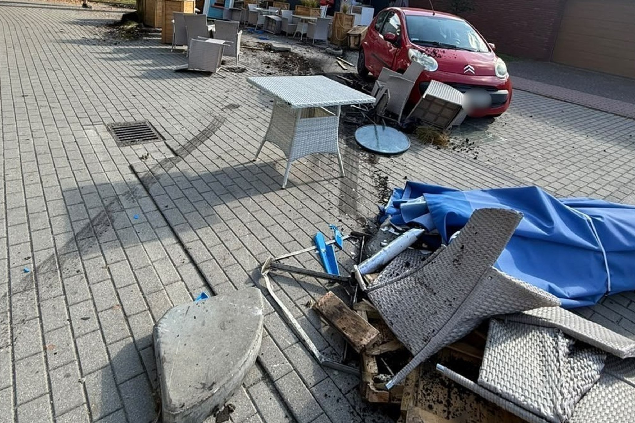 Staranowała autem ogródek gastro i uciekła. Właściciel lokalu zastał taki widok