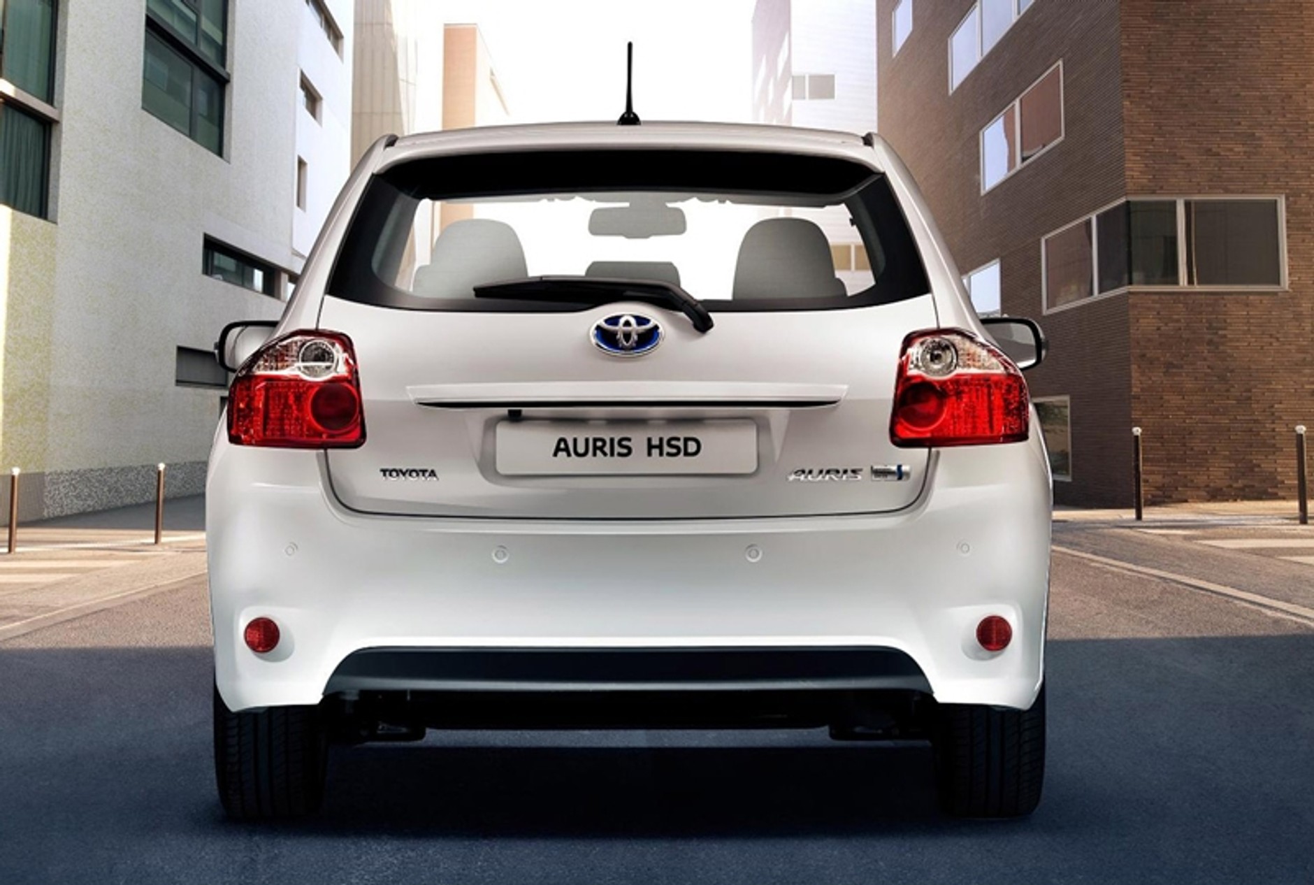 Toyota Auris HSD spala 3,8 l/100 km. Oby tylko potrafiła hamować