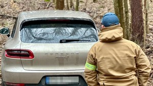 W środku lasu stało Porsche. Policjanci szukają sprawców
