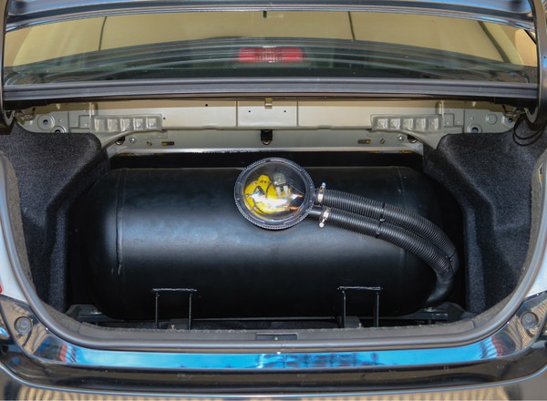 Masz auto z LPG? Sprawdź, czy jest ta naklejka. Za brak zapłacisz krocie