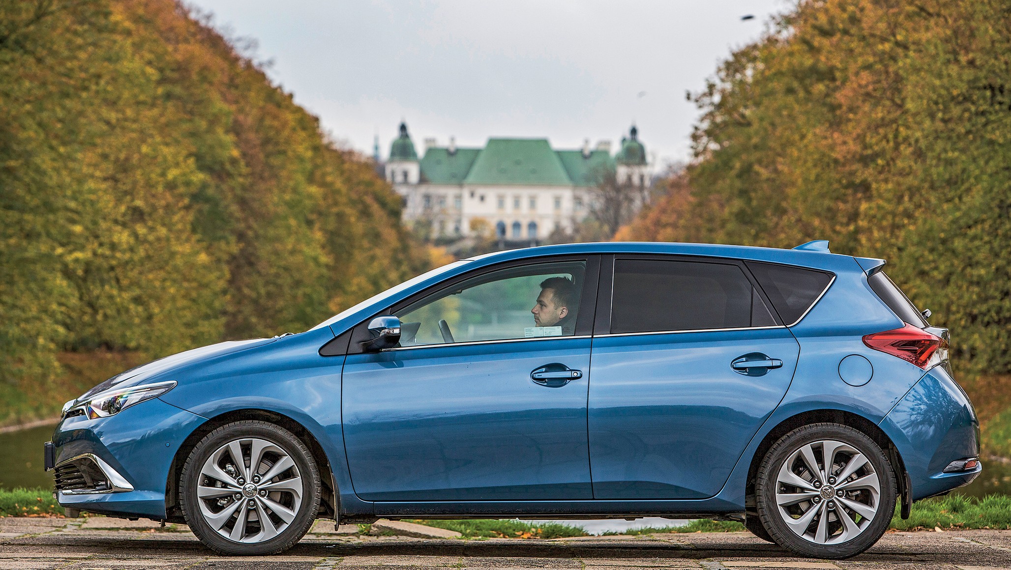Sytuacja ciekawa o tyle, że nie jest to ani najładniejsze, ani najbardziej praktyczne auto świata, a i tak zadbane Aurisy II nie czekają długo na nowych właścicieli. Na pewno swoje robi w tym wypadku magia znaczka Toyoty i wszystko, co się z tym łączy. Czyli np. opinia o wysokiej trwałości oraz pożądane przez wszystkich (i udane!) wersje hybrydowe. 