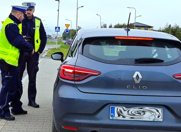 Już egzekwują nowe przepisy. Kto nie trzyma kierownicy oburącz, ten płaci 500 zł