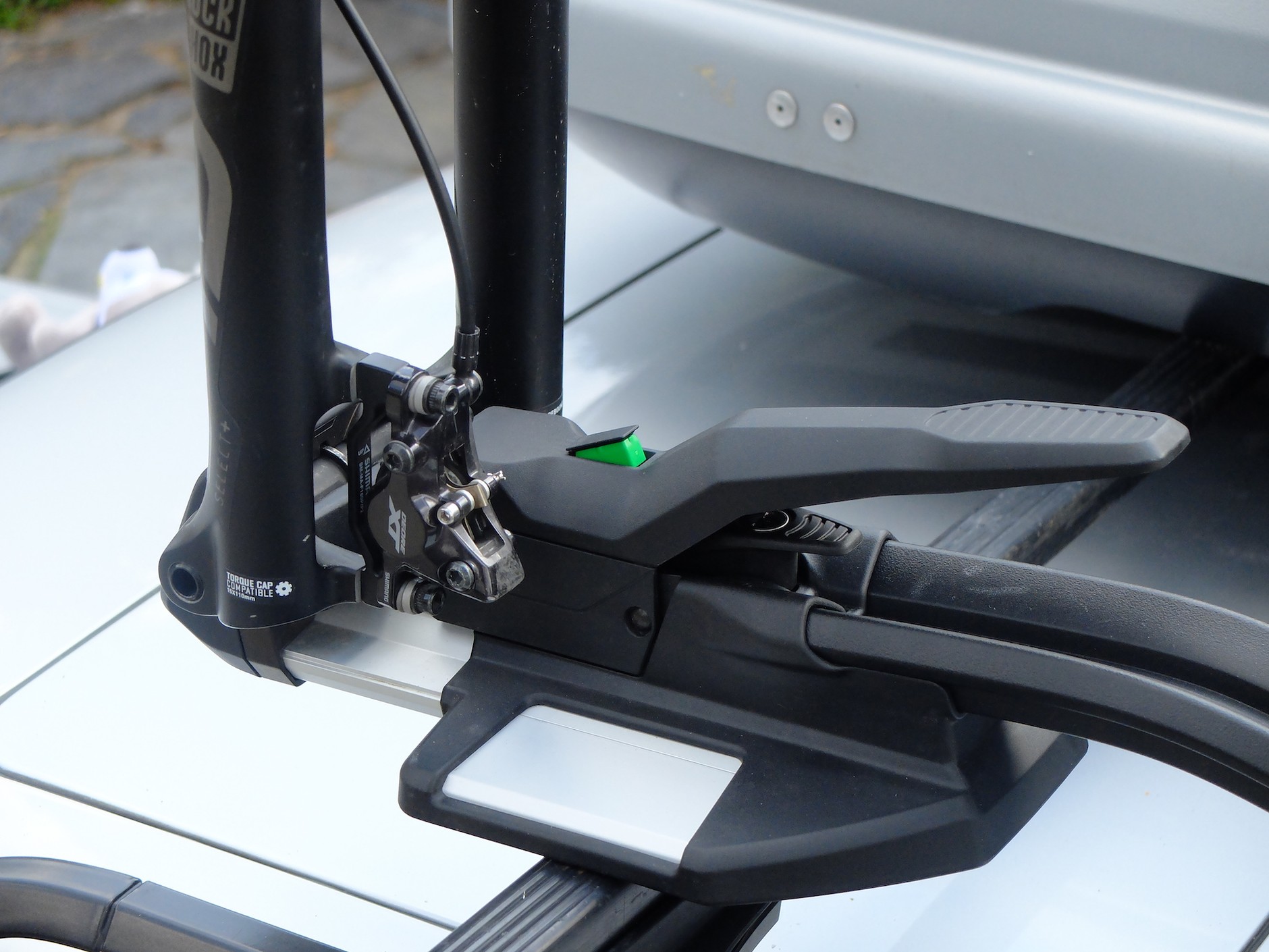 Uchwyt dachowy Thule TopRide 568: zielony wskaźnik potwierdza poprawność mocowania