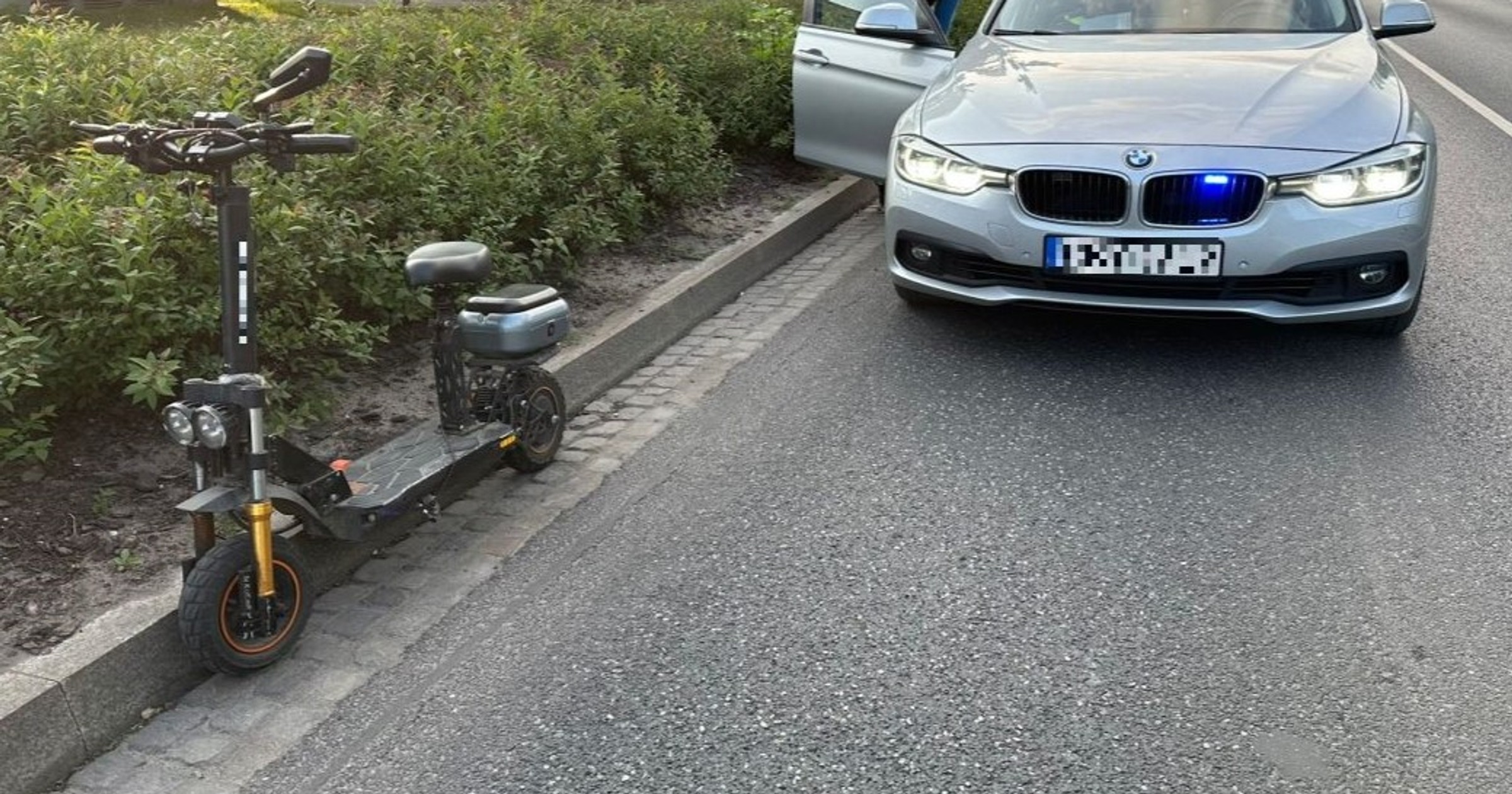 Policjanci z grupy Speed zatrzymują do kontroli użytkownika hulajnogi elektrycznej (Grudziądz; 31 maja 2025 r.)