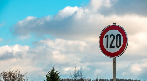 Ograniczenie prędkości do 120 km/h na niemieckiej autostradzie. Dlaczego je wprowadzono?