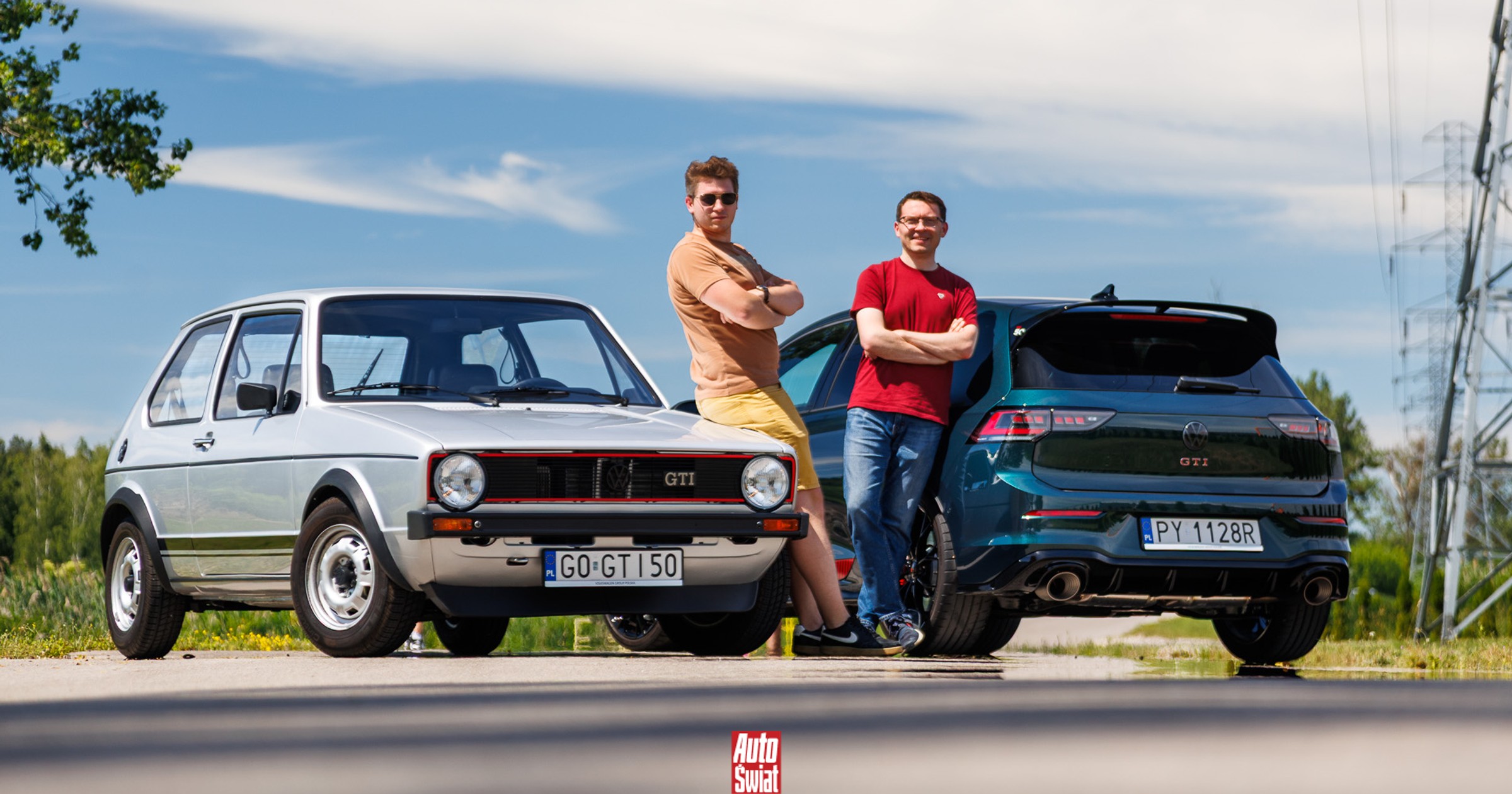 Un'auto vintage e una versione moderna del Volkswagen Golf GTI, con dettagli esterni e interni distinti