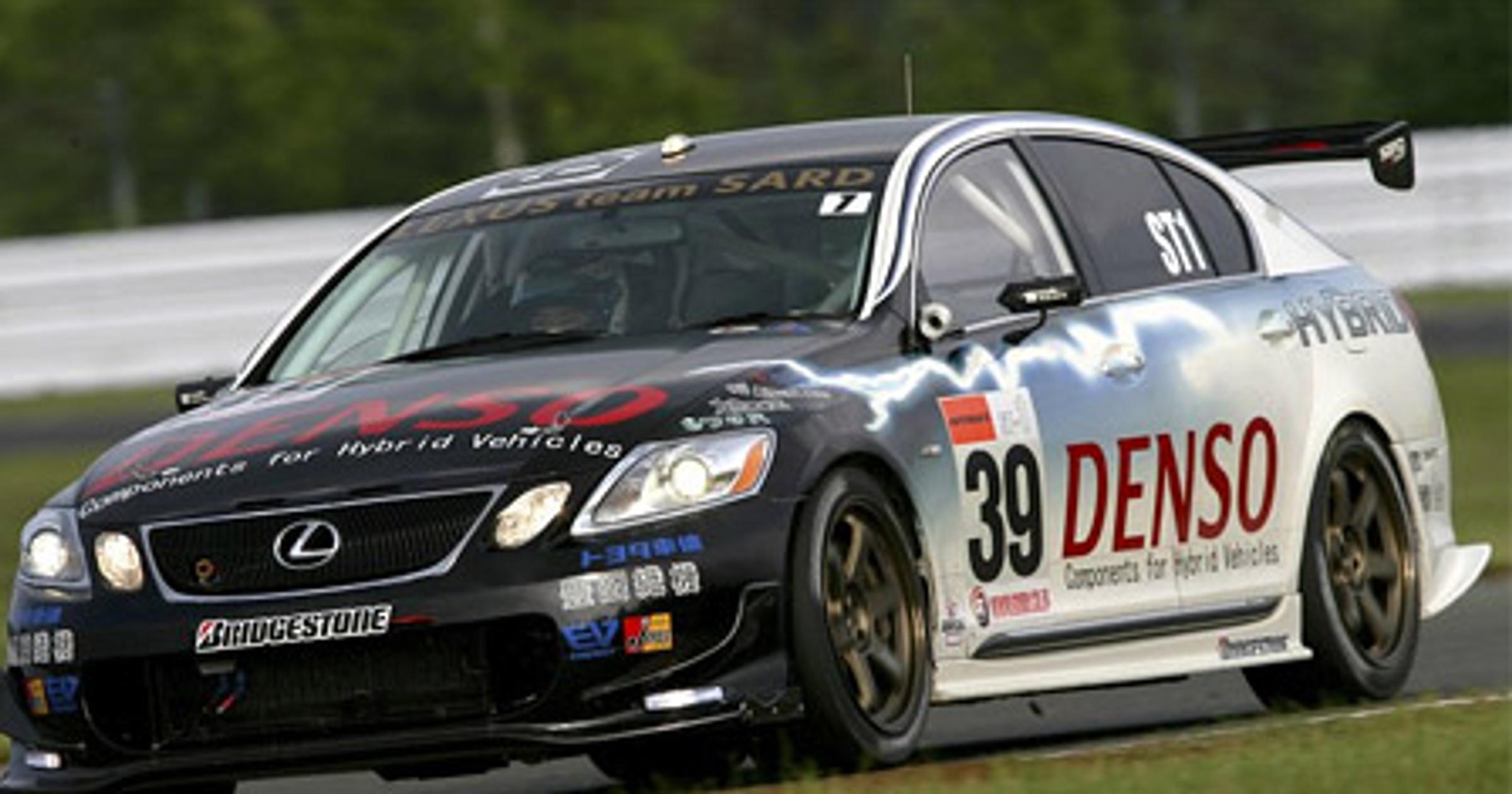 Lexus GS 450h na torze wyścigowym