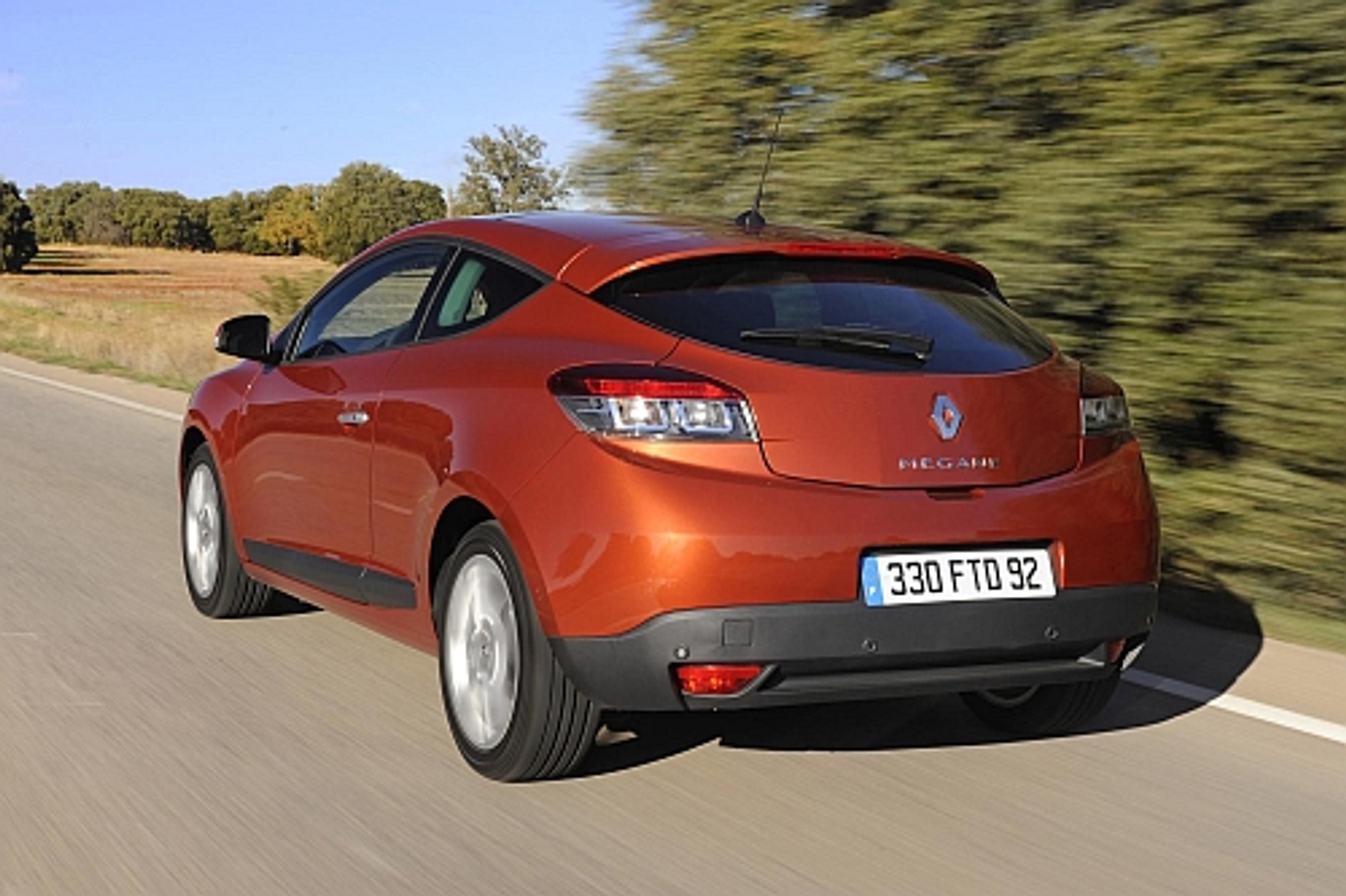 Trenerzy Szkoły Jazdy Renault ostrzegają: Ładna pogoda rozprasza kierowców!