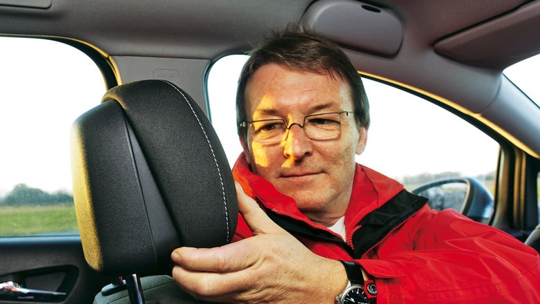 Ustaw zagłówek, nie narażaj karku!