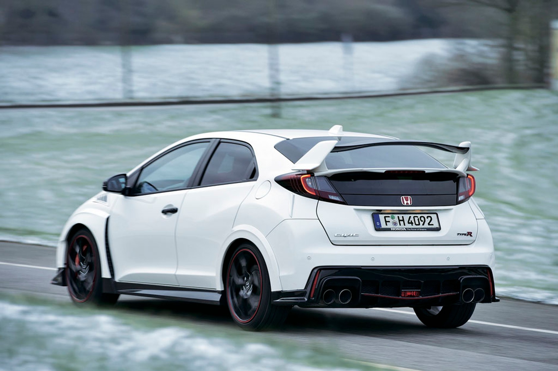 Honda Civic Type R kontra Ford Focus RS - który hot-hatch jest lepszy na torze?