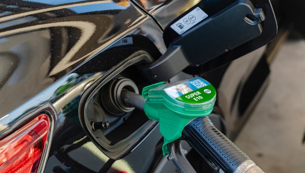 Nowe auta zwykle dobrze znoszą benzynę E10, pod warunkiem że są regularnie używane. W przypadku starszych modeli bywają problemy