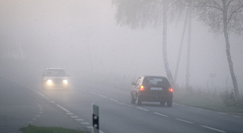 Na jakich światłach jeździmy we mgle?